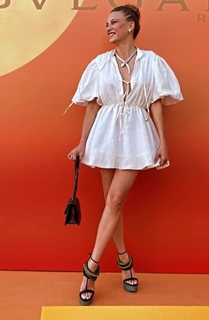 Serenay Sarikaya feet photo thumbnail