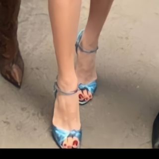 Serenay Sarikaya feet photo thumbnail