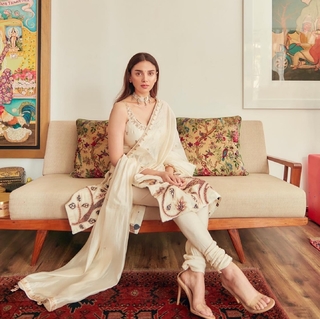 Aditi Rao Hydari feet photo thumbnail
