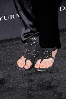 Kaley Cuoco feet photo thumbnail