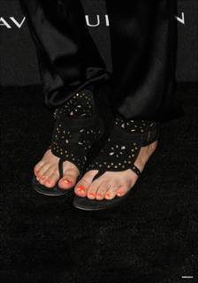 Kaley Cuoco feet photo thumbnail