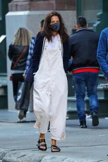 Katie Holmes feet photo thumbnail