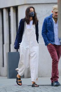 Katie Holmes feet photo thumbnail