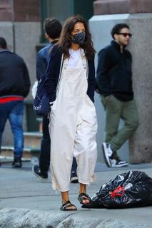 Katie Holmes feet photo thumbnail