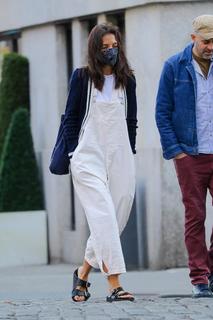 Katie Holmes feet photo thumbnail