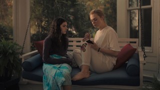 Elle Fanning feet photo thumbnail