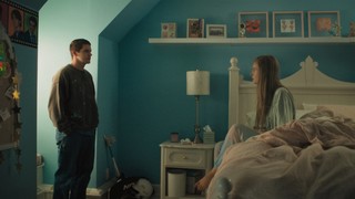 Elle Fanning feet photo thumbnail
