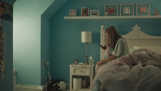 Elle Fanning feet photo thumbnail
