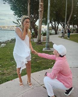 Lele Pons feet photo thumbnail