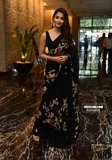 Pooja Hegde feet photo thumbnail