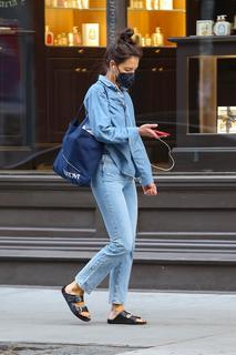 Katie Holmes feet photo thumbnail