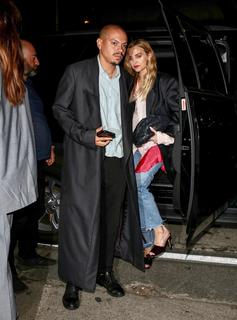 Ashlee Simpson feet photo thumbnail