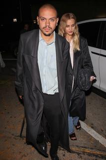 Ashlee Simpson feet photo thumbnail