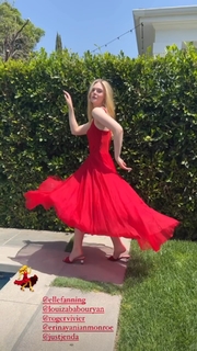 Elle Fanning feet photo thumbnail
