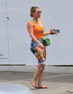 Hilary Duff feet photo thumbnail