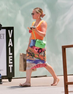 Hilary Duff feet photo thumbnail