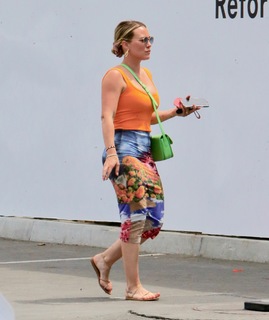 Hilary Duff feet photo thumbnail