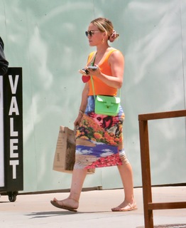 Hilary Duff feet photo thumbnail