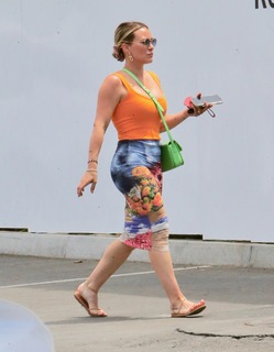 Hilary Duff feet photo thumbnail