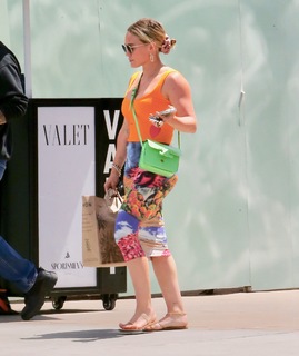 Hilary Duff feet photo thumbnail