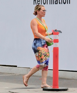 Hilary Duff feet photo thumbnail