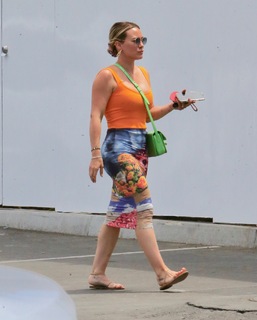 Hilary Duff feet photo thumbnail