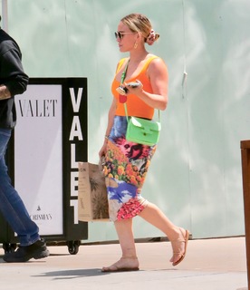 Hilary Duff feet photo thumbnail