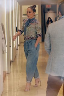 Jennifer Lopez feet photo thumbnail