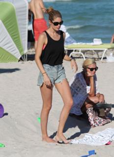 Doutzen Kroes feet photo thumbnail