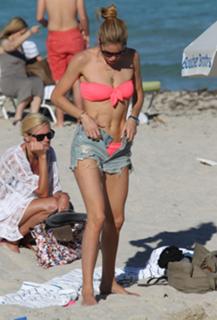 Doutzen Kroes feet photo thumbnail