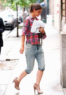 Katie Holmes feet photo thumbnail