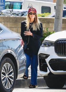 Ashlee Simpson feet photo thumbnail