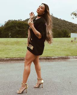 Juliana Salimeni feet photo thumbnail