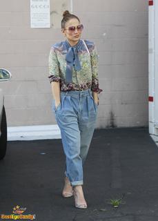 Jennifer Lopez feet photo thumbnail