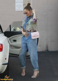 Jennifer Lopez feet photo thumbnail