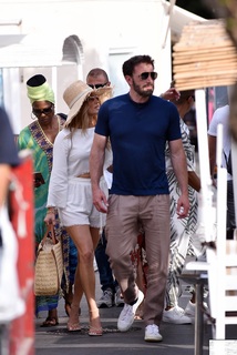 Jennifer Lopez feet photo thumbnail