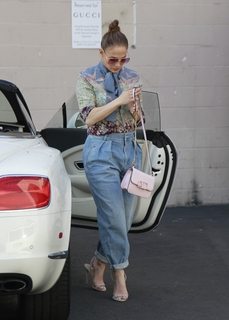 Jennifer Lopez feet photo thumbnail