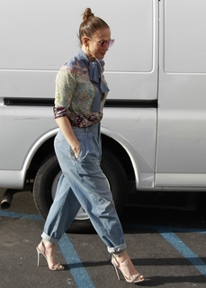 Jennifer Lopez feet photo thumbnail