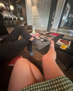 Hilary Duff feet photo thumbnail