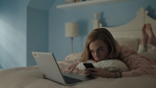 Elle Fanning feet photo thumbnail