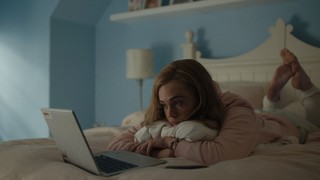 Elle Fanning feet photo thumbnail