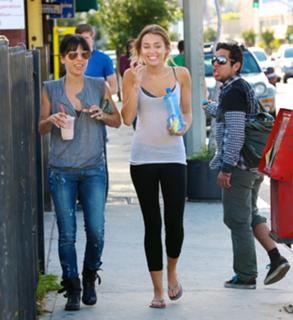 Miley Cyrus feet photo thumbnail