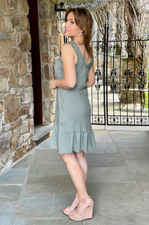 Lisa Robertson feet photo thumbnail