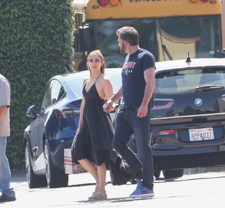Jennifer Lopez feet photo thumbnail