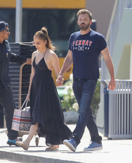 Jennifer Lopez feet photo thumbnail