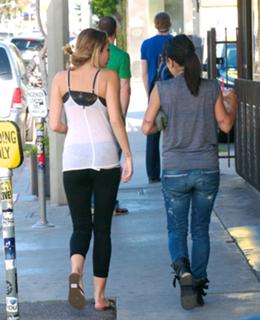 Miley Cyrus feet photo thumbnail
