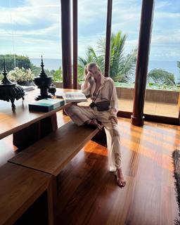 Rosie Huntington-Whiteley feet photo thumbnail