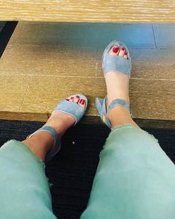 Elizabeth Banks feet photo thumbnail