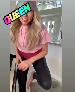 Debbie Gibson feet photo thumbnail