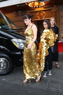 Rachel Brosnahan feet photo thumbnail